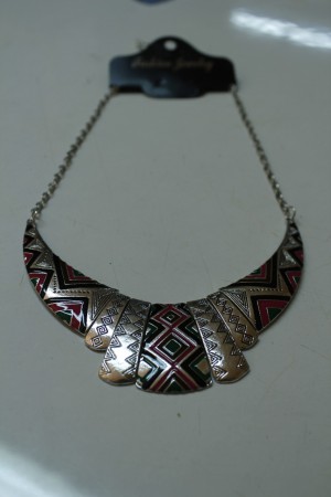 Collar geométrico plateado $5.000