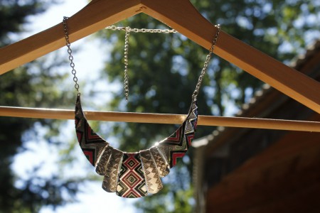 Collar geométrico plateado $5.000